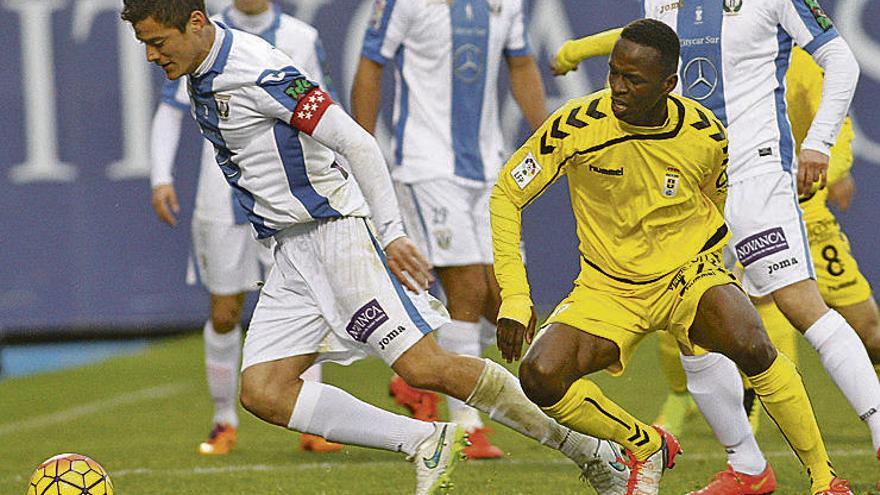 Mantovani trata de proteger el balón ante Koné en el Leganés-Oviedo de la pasada temporada.