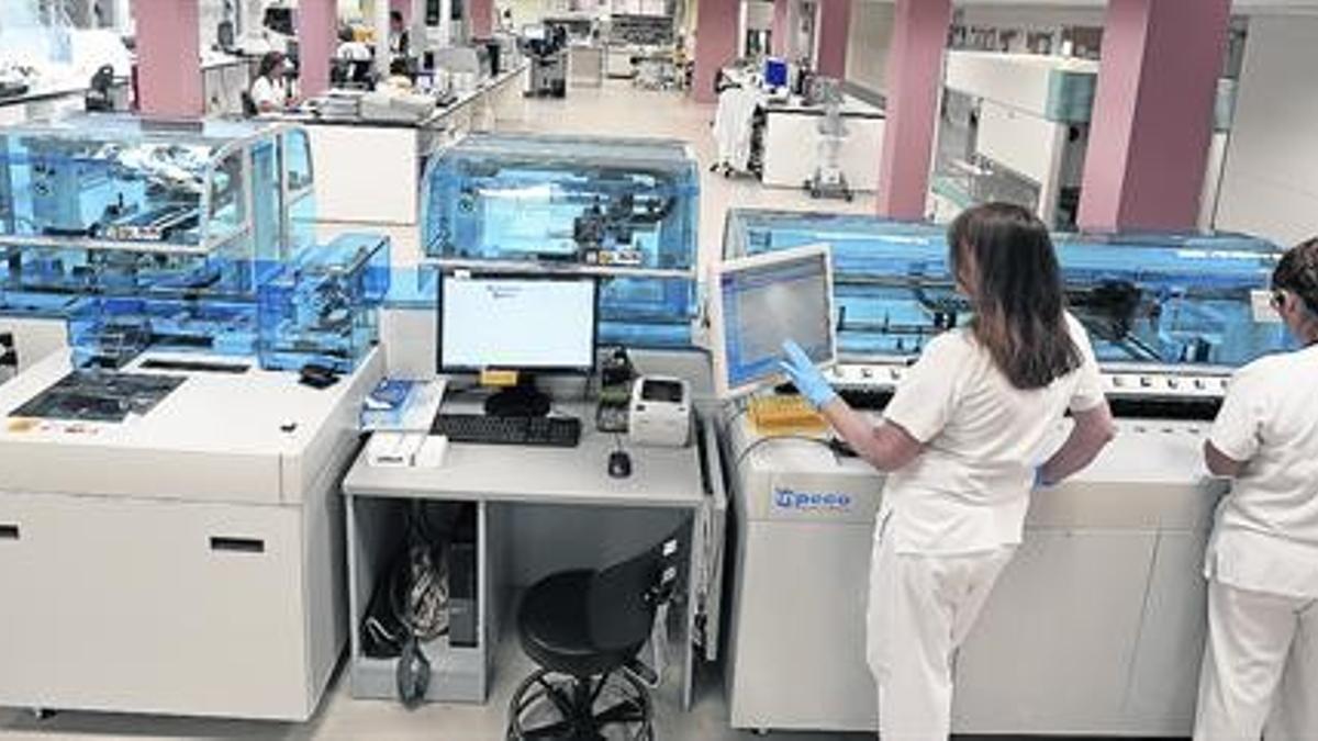 Vall d'Hebron. Una de las cadenas automatizadas de análisis en el CoreLab o laboratorio central del hospital barcelonés.