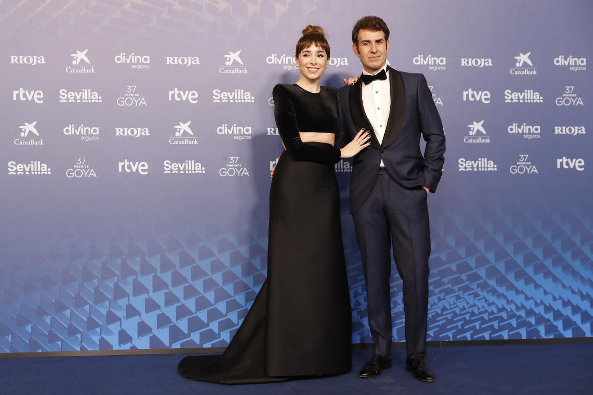 SEVILLA 11/02/2023.- La actriz Candela Serrat y el actor Daniel Muriel posan para los medios gráficos en la alfombra roja de la XXXVII Gala de los Premios de la Academia de Cine, los Goya, que se celebra este sábado en el Palacio de Congresos y Exposiciones FIBES de Sevilla. EFE/ Jorge Zapata