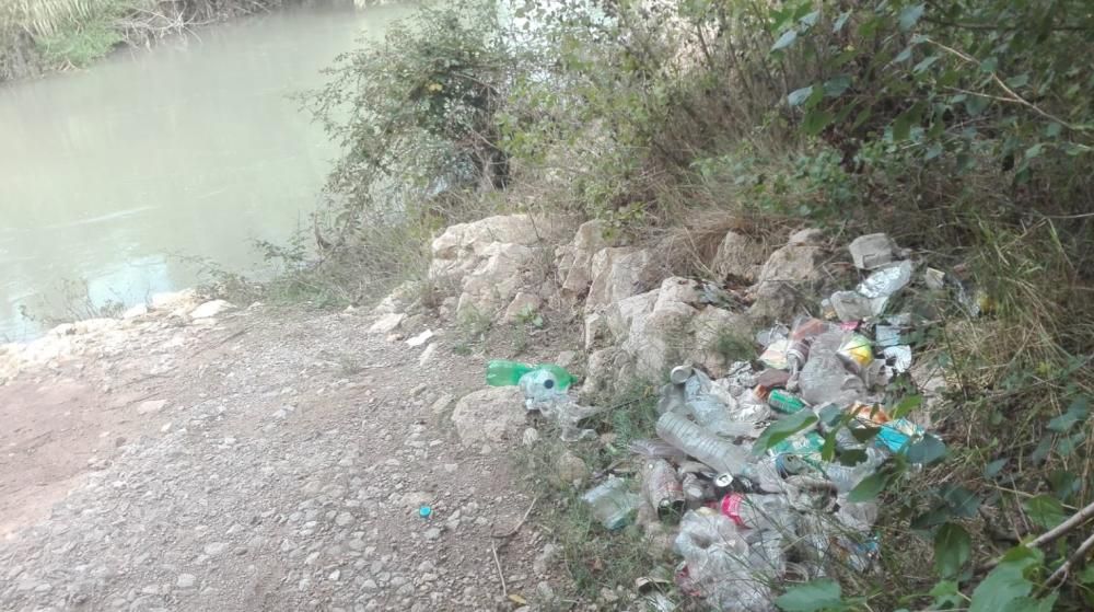 La suciedad invade el Parque Fluvial del Túria a su paso por Riba-roja