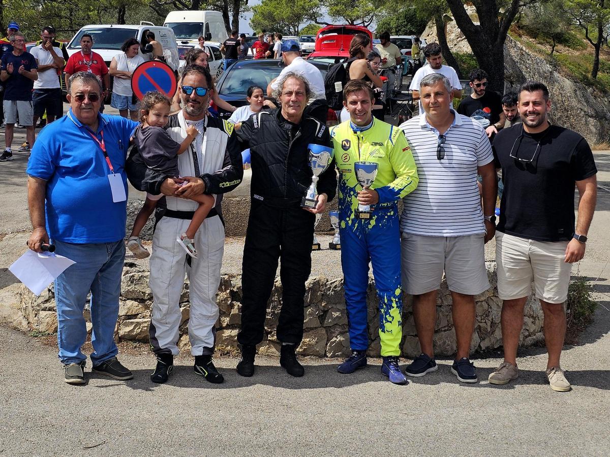 Los tres primeros clasificados tras la entrega de trofeos.