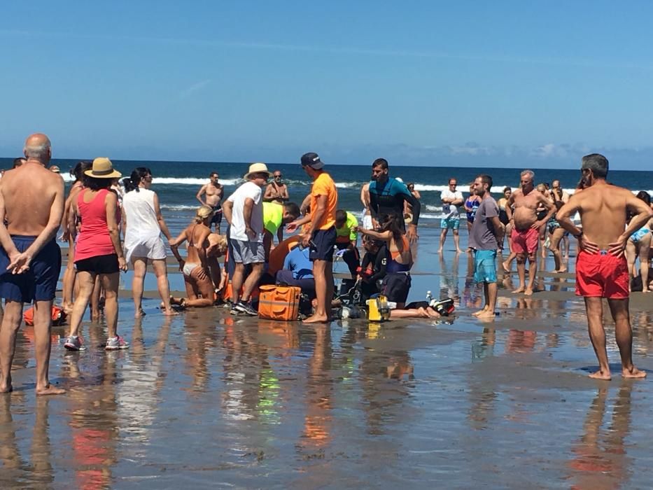 Intervención con bañistas en la playa de Salinas