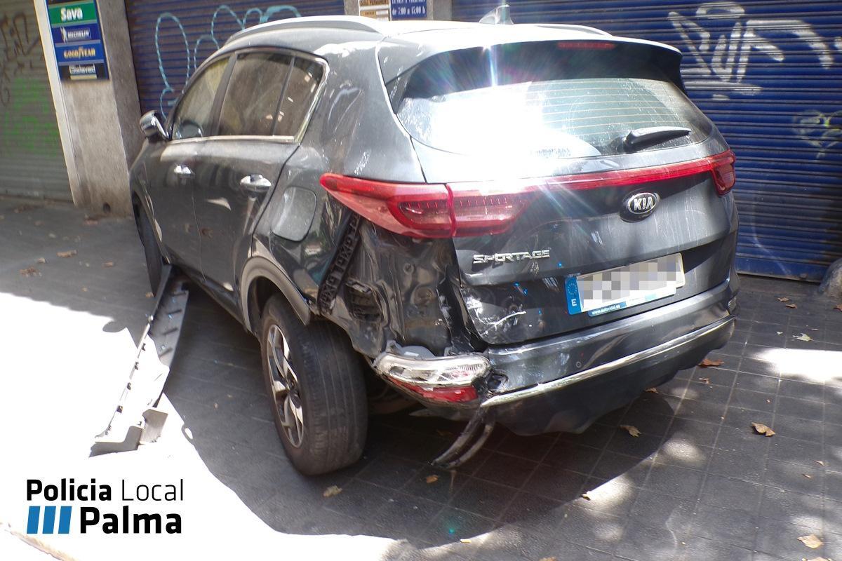 Uno de los coches impactó contra una fachada.