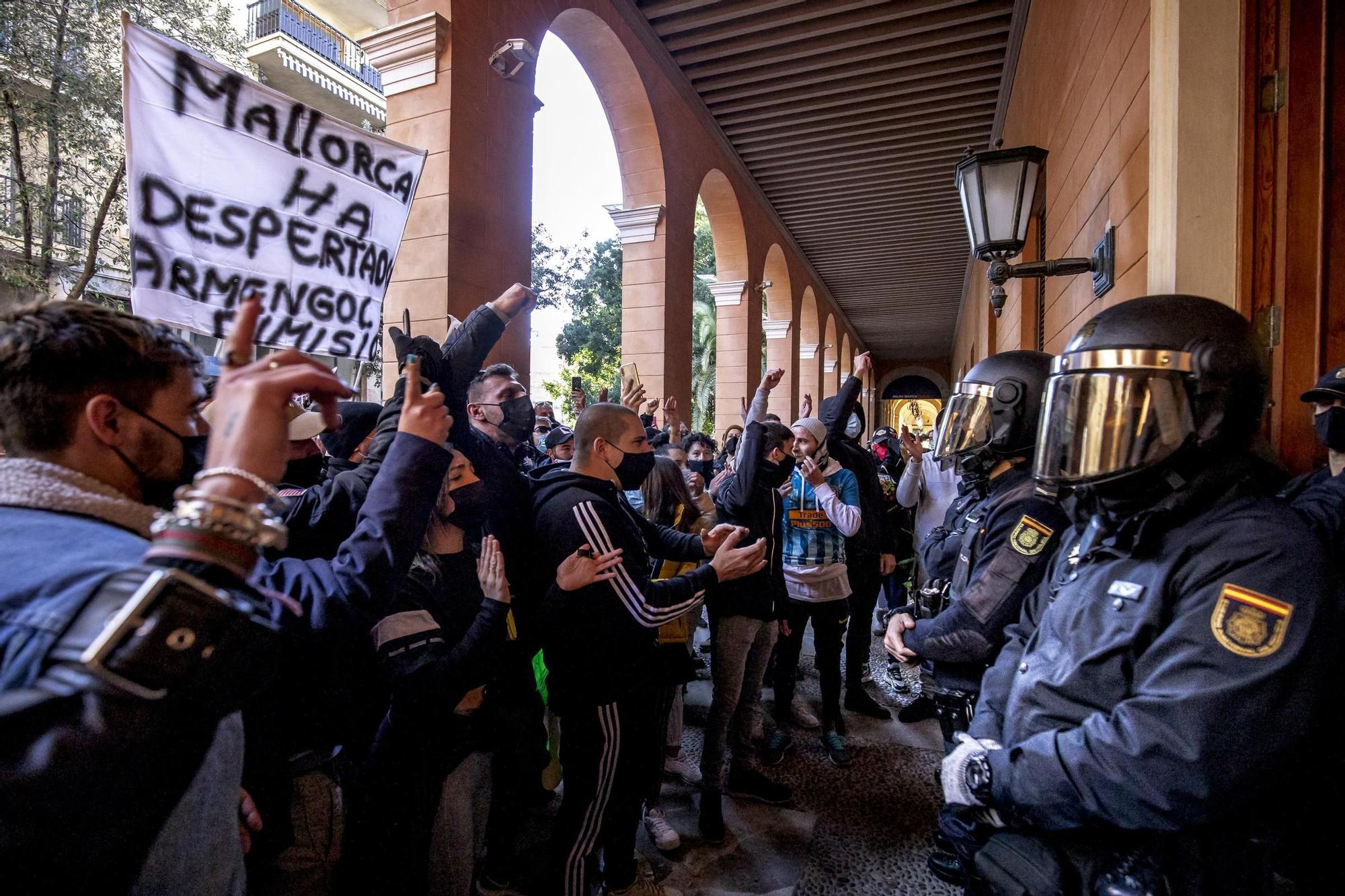 Un millar de restauradores cortan las Avenidas en su protesta ilegal por las restricciones