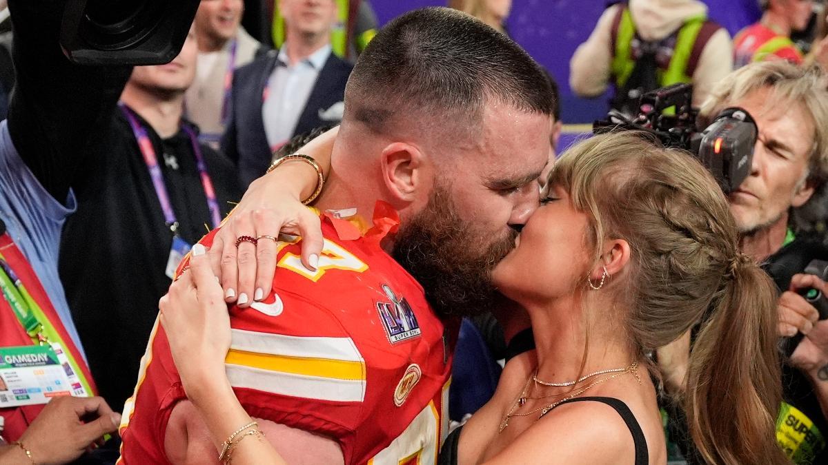 Travis Kelce y su pareja Taylor Swift tras el Super Bowl 58