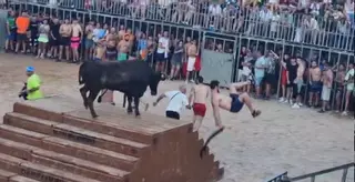 "¡Qué costalada se ha pegado!": la vaquilla hace volar a un joven en los "bous a la mar" de Dénia