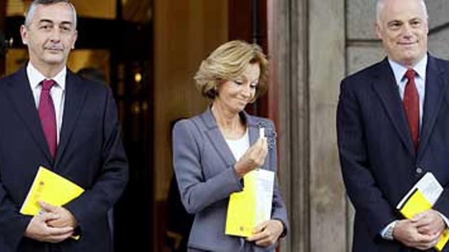 Elena Salgado entrega los presupuestos generales de 2011 en el Congreso