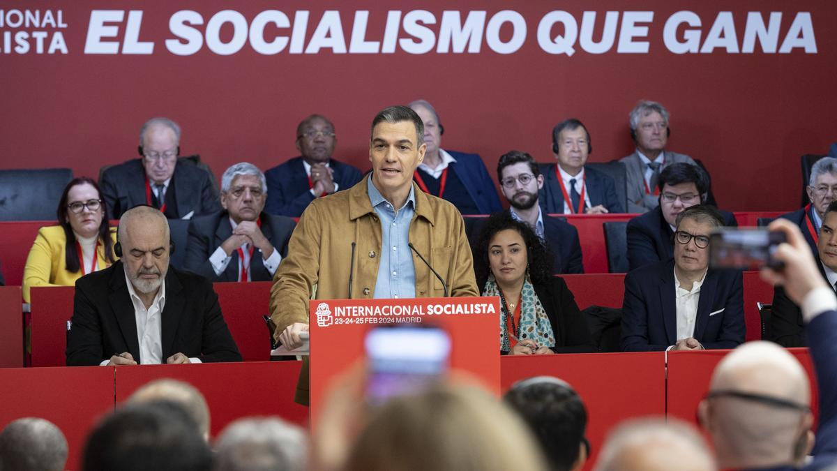 Sánchez se mantiene firme contra la corrupción del color que sea y "caiga quien caiga"