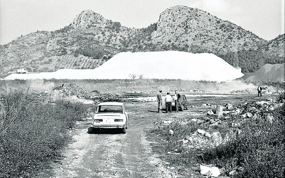 LOS TRABAJADORES, UNOS VECINOS MÁS. La autopista AP-7 entraba en funcionamiento después de años de obras en las que participaron miles de trabajadores que contribuyeron a un repunte poblacional en muchas localidades costeras de la provincia de Alicante.