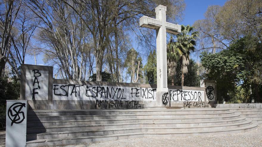 Realizan pintadas en las sedes del PP y Cs y en la Cruz de Ribalta