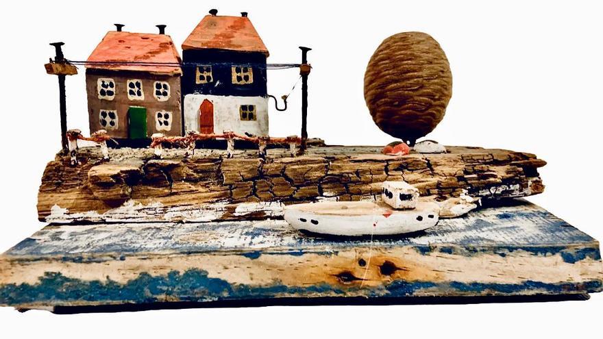 Se muestran obras realizadas con madera recogida en las playas y restos industriales metálicos. Foto: C. de Outes