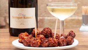 Una de las propuestas de la ruta gastronómica La Cuina del Port: la tapa de chistorra y la copa de cava de Can Paixano.