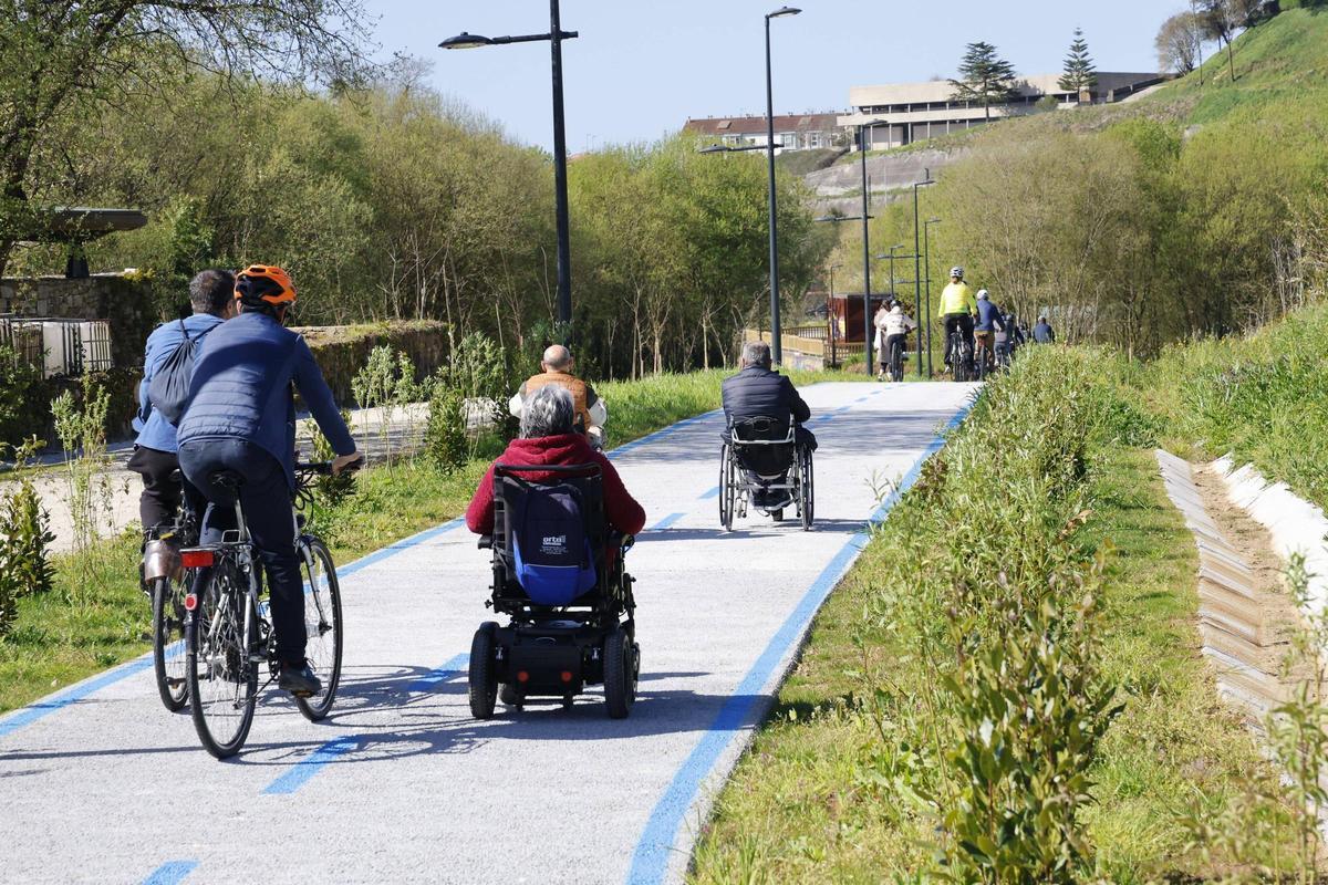 Usuarios disfrutando del nuevo tramo de la senda peatonal en Santiago.