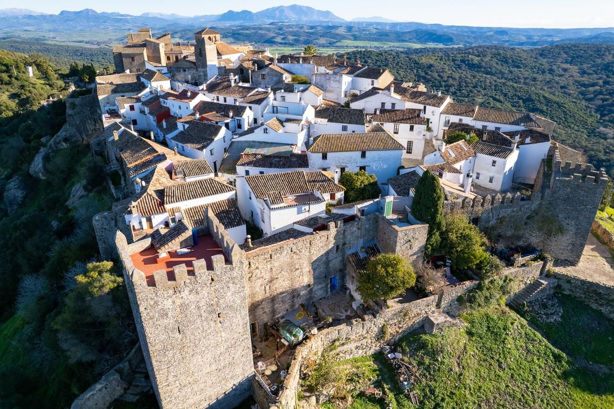 Un pueblo encantador de casitas blancas metido en el interior de un castillo