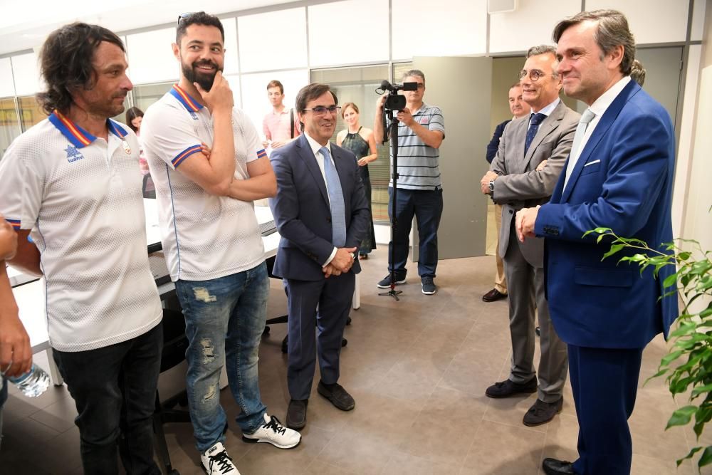 Los esquiadores Jon Santacana y Miguel Galindo y los 'riders'  Astrid Fina y Víctor González visitan en Betanzos la sede central de Gadisa, patrocinador del Comité Paralímpico Español.