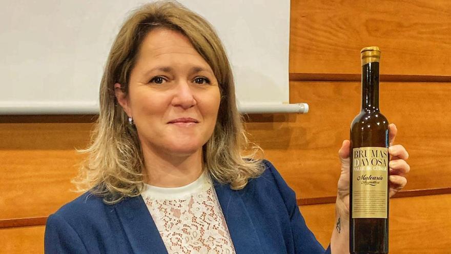 Alicia Vanoostende, consejera de Agricultura, Ganadería y Pesca, con el vino ganador.