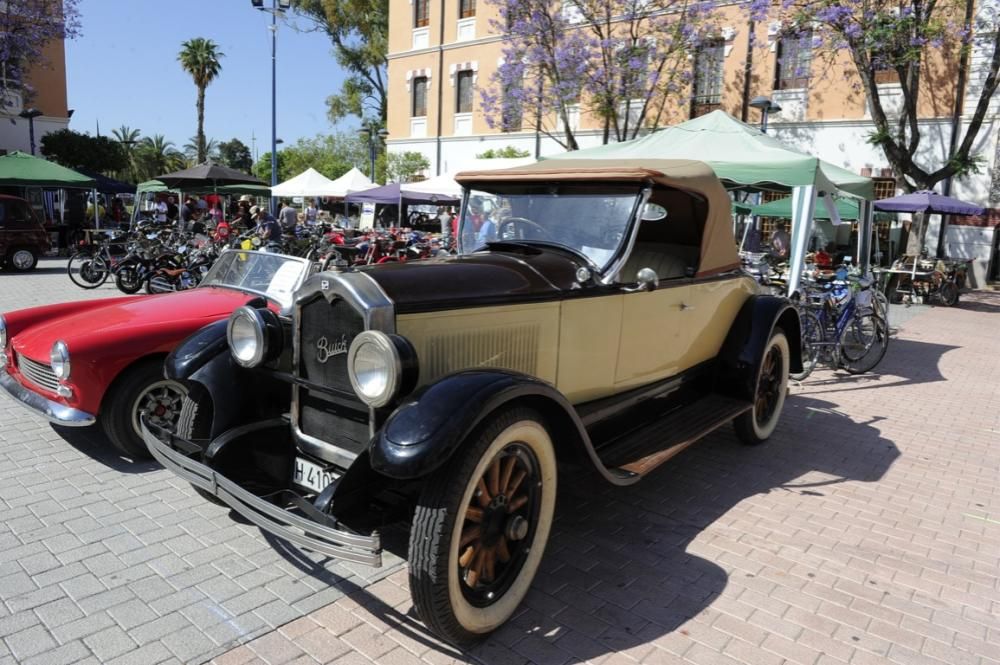 Lo coches antiguos conquistan  el Cuartel de Artillería