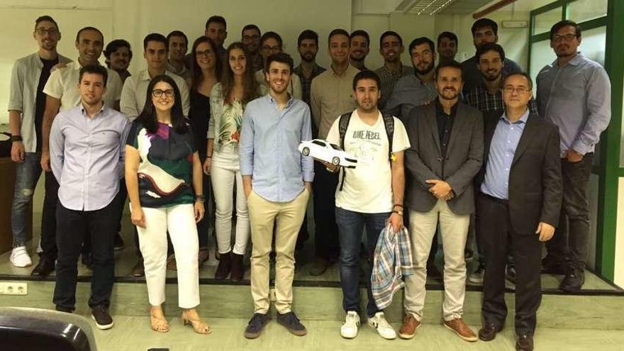 Los alumnos del máster en Ingeniería de la Automoción que modernizaron el Seat 124 y sus tres tutores.