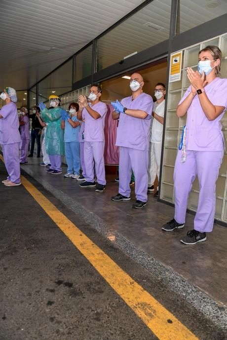 23-04-20  LAS PALMAS DE GRAN CANARIA. HOSPITAL UNIVERSITARIO DOCTOR NEGRIN. LAS PALMAS DE GRAN CANARIA. Reconocimiento del personal de seguridad privada a la labor que hace el personal sanitario.  Fotos: Juan Castro.  | 23/04/2020 | Fotógrafo: Juan Carlos Castro