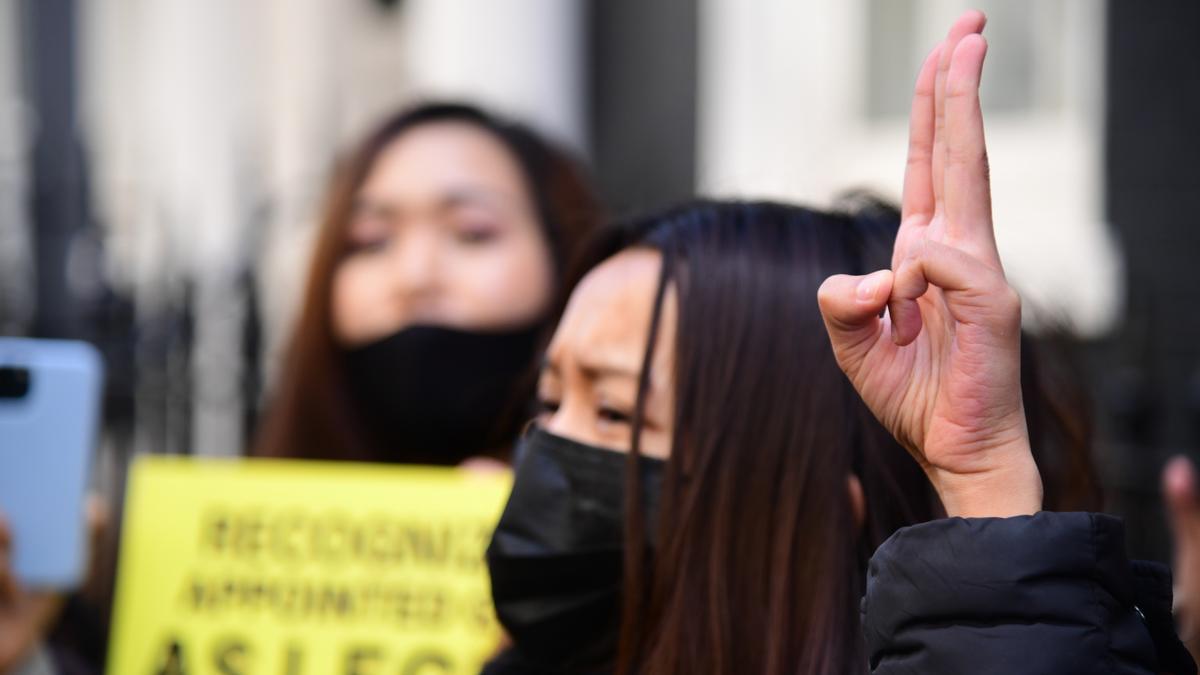 Una mujer hace el gesto de los tres dedos levantados que se ha convertido en el símbolo de las protestas contra la dictadura en Birmania.