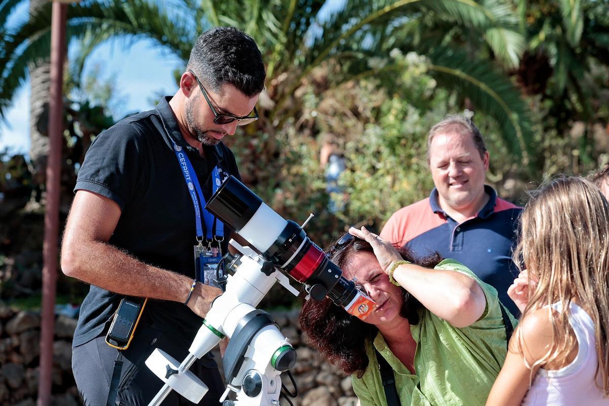 Vecinos y visitantes disfrutan de una jornada marcada por la astronomía en uno de los principales puntos de observación habilitados en Tenerife.