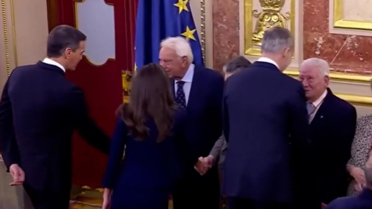 Así ha sido el frío saludo entre Pedro Sánchez y Felipe González.