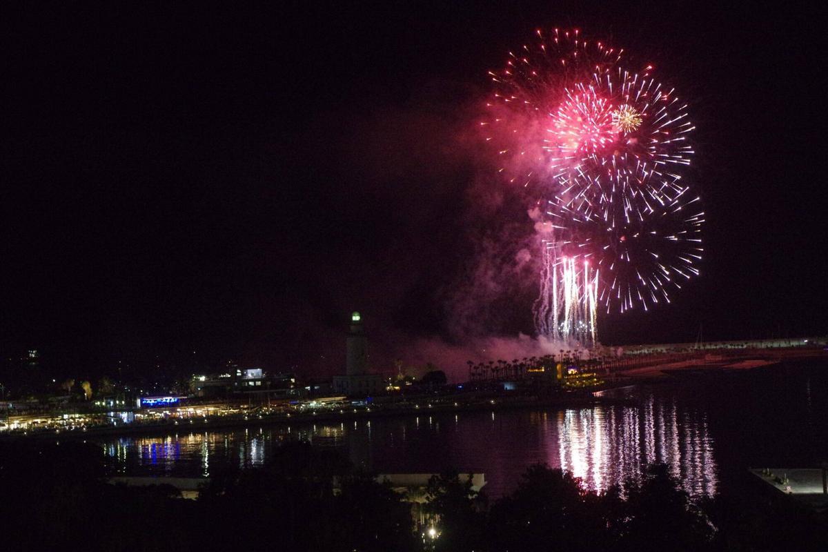 Fuegos de inicio de la Feria de Málaga desde desde el hotel Catalonia Molina Lario Fuegos de inicio de la Feria de Málaga desde desde el hotel Catalonia Molina Lario
