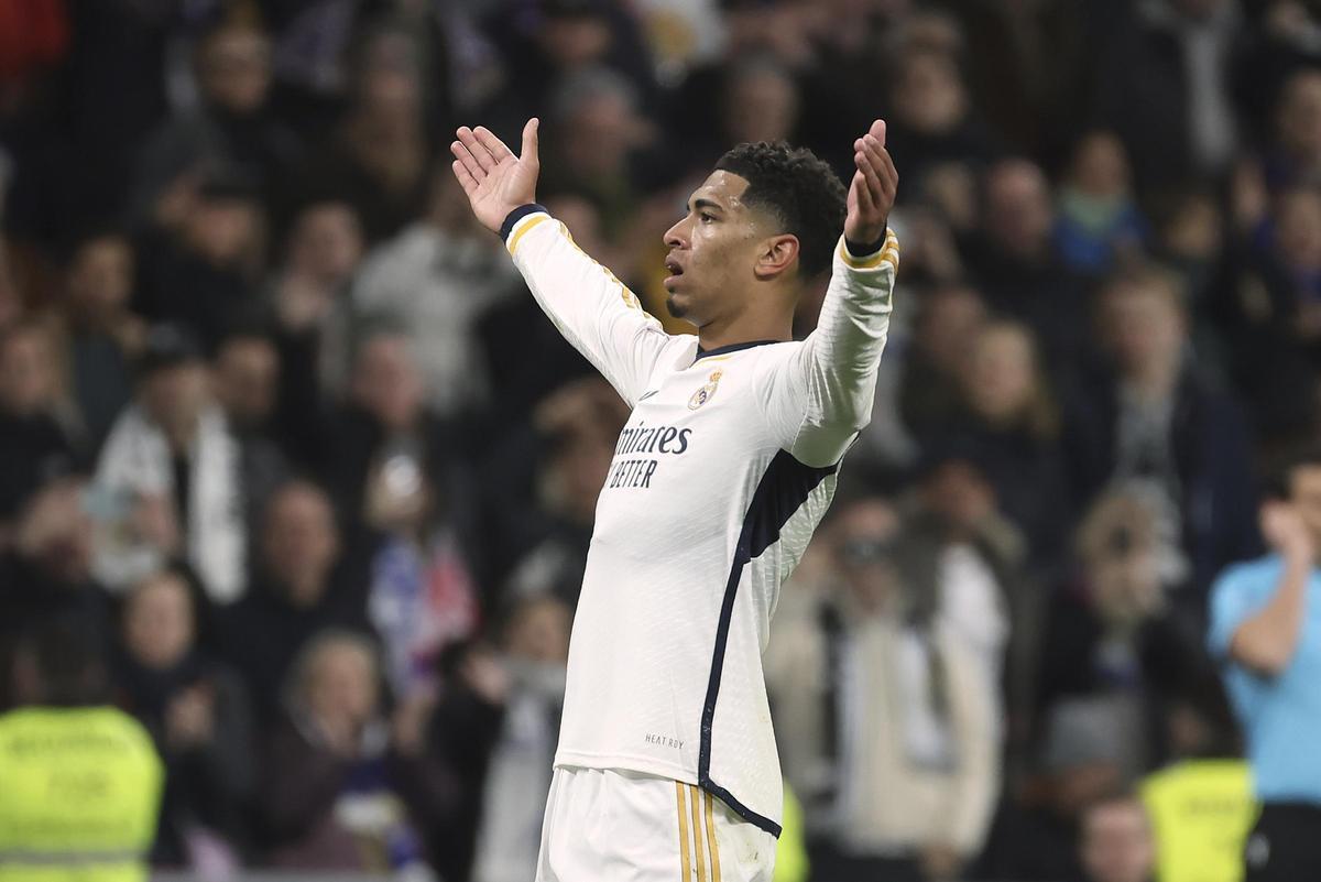 El centrocampista del Real Madrid Jude Bellingham celebra su segundo gol contra el Girona en el estadio Santiago Bernabéu, en Madrid.