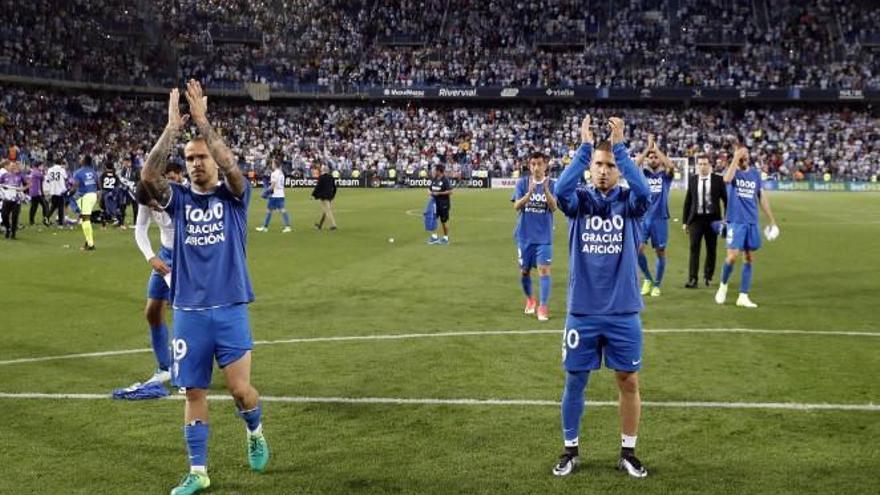 La plantilla malaguista con la camiseta conmemorativa.