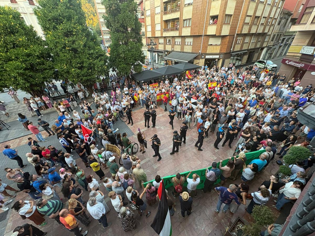 Las dos manifestaciones de Langreo separadas por la Policía.