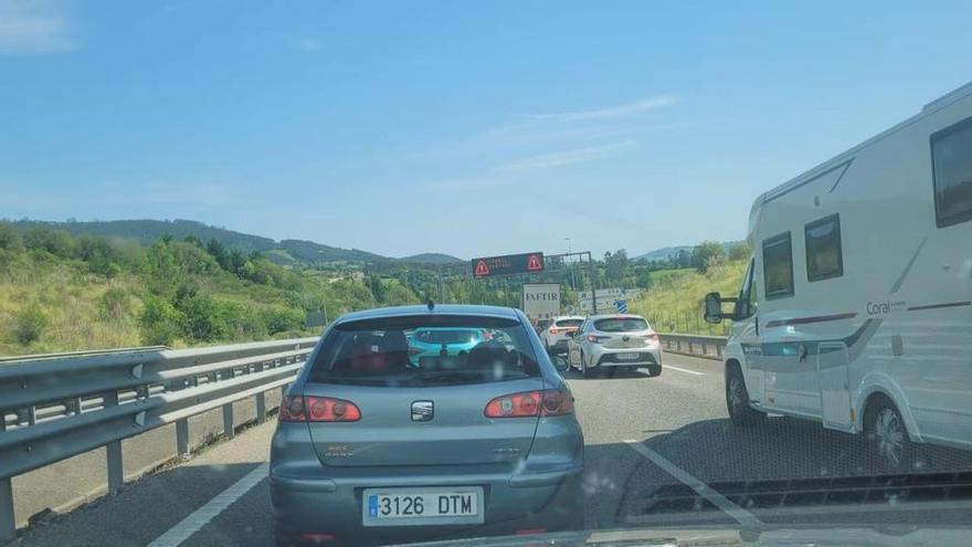 Atasco monumental en la autovía de Villaviciosa (A-64) por obras en un túnel y un accidente de tráfico: retenciones kilométricas en una jornada de playa festiva en Oviedo