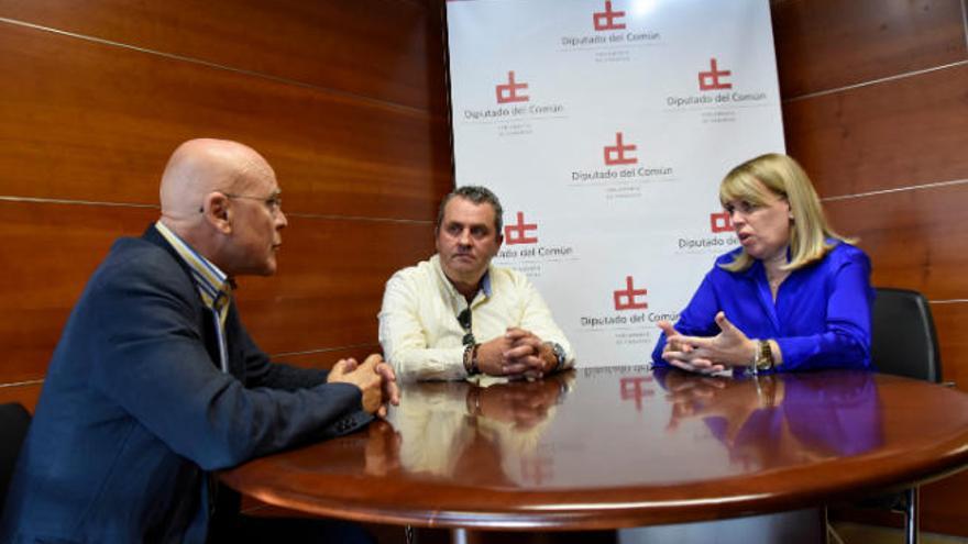 Carmen Suárez, a la derecha, durante la visita al Diputado del Común (izq.).