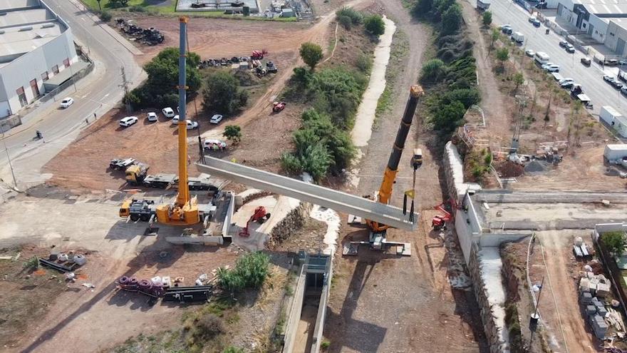 El puente industrial de la Vall d&#039;Uixó entra en su recta final: así han instalado las megavigas