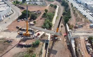 El puente industrial de la Vall d'Uixó entra en su recta final: así han instalado las megavigas