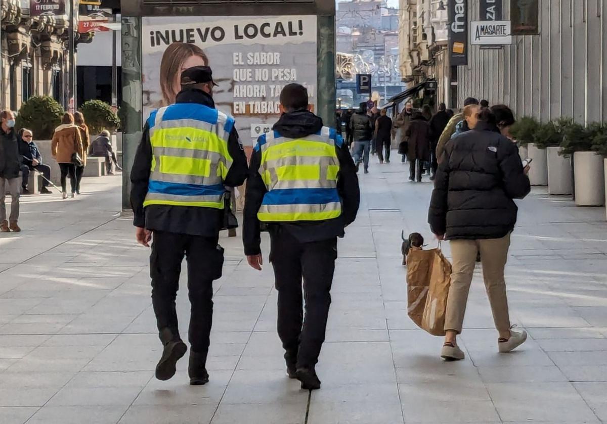 Agentes de la Policía Local de A Coruña, en la plaza de Lugo. |   // L. O.