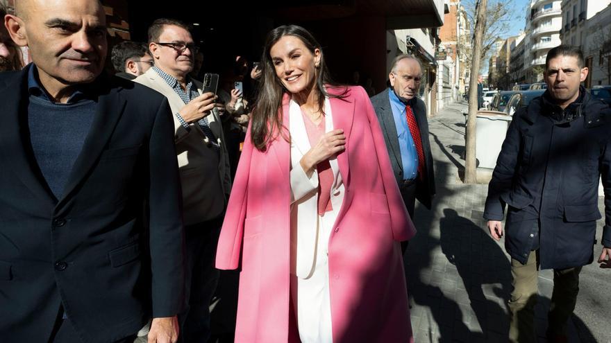 La reina Letizia sonríe a su llegada al debate sobre la industria del cine en el que participan los cineastas Martin Scorsese y Rodrigo Cortés, este viernes en Madrid. EFE/ Fernando Villar