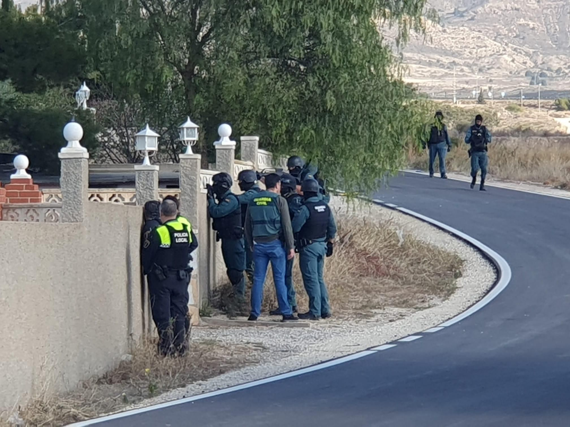 Tiroteo en Alicante: un hombre se atrinchera con una escopeta en un chalet de El Moralet y deja heridos a cinco guardias civiles