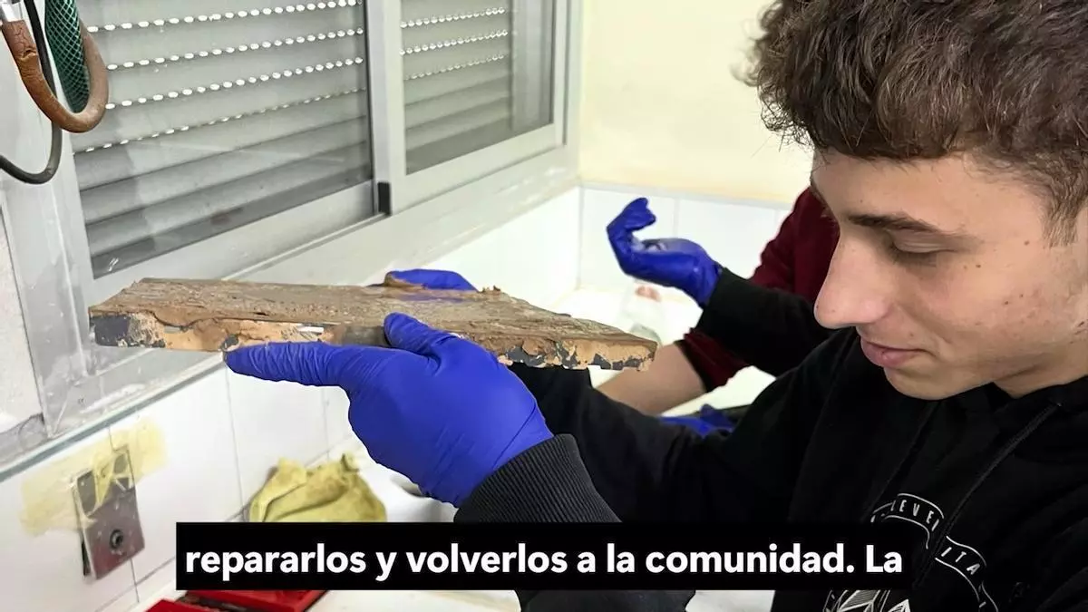 "Volver a encender": El proyecto de un grupo de estudiantes de Canals que ha recuperado dispositivos electrónicos dañados por la dana