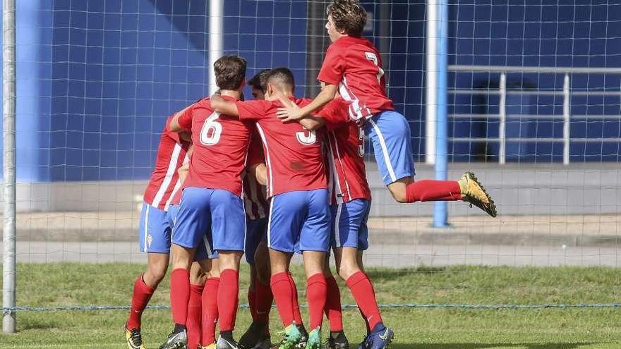 Jugadores del Sporting de División de Honor celebran un gol.