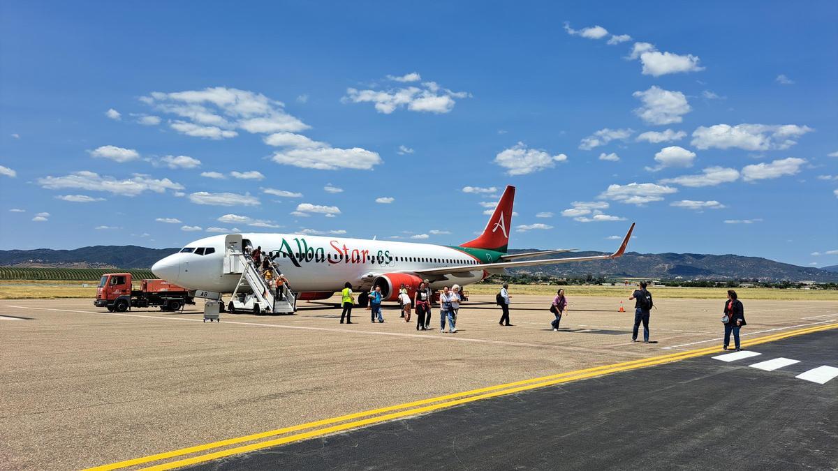Los pasajeros se apean del avión con origen Basilea a su llegada al aeropuerto de Córdoba.
