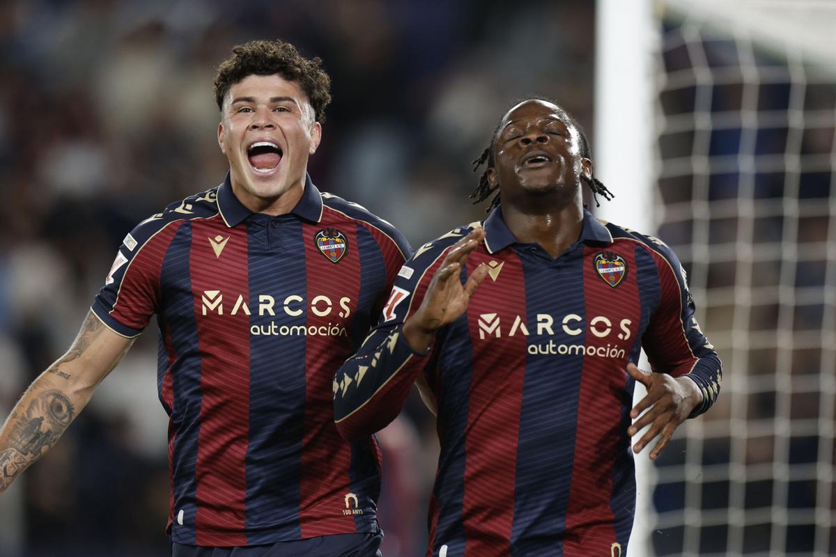 Etta Eyong (derecha) celebra el gol del triunfo del Levante ante Osasuna.