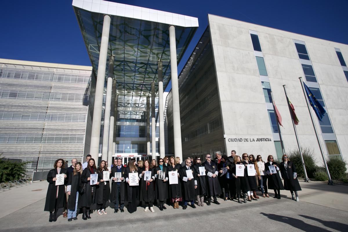 Un momento de la concentración de secretarios judiciales en la puerta de la Ciudad de la Justicia de Murcia este martes 29.