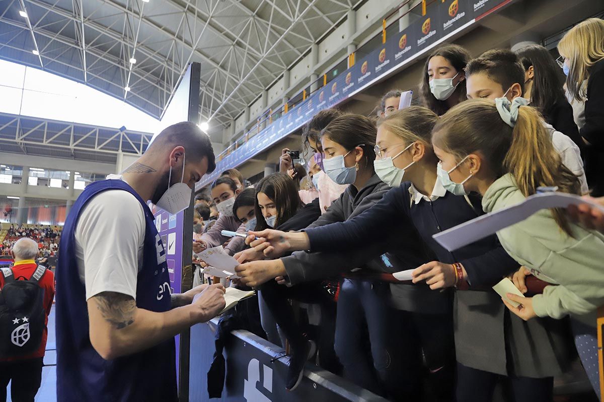 Las imágenes de la selección española de baloncesto con los jóvenes cordobeses en Vista Alegre