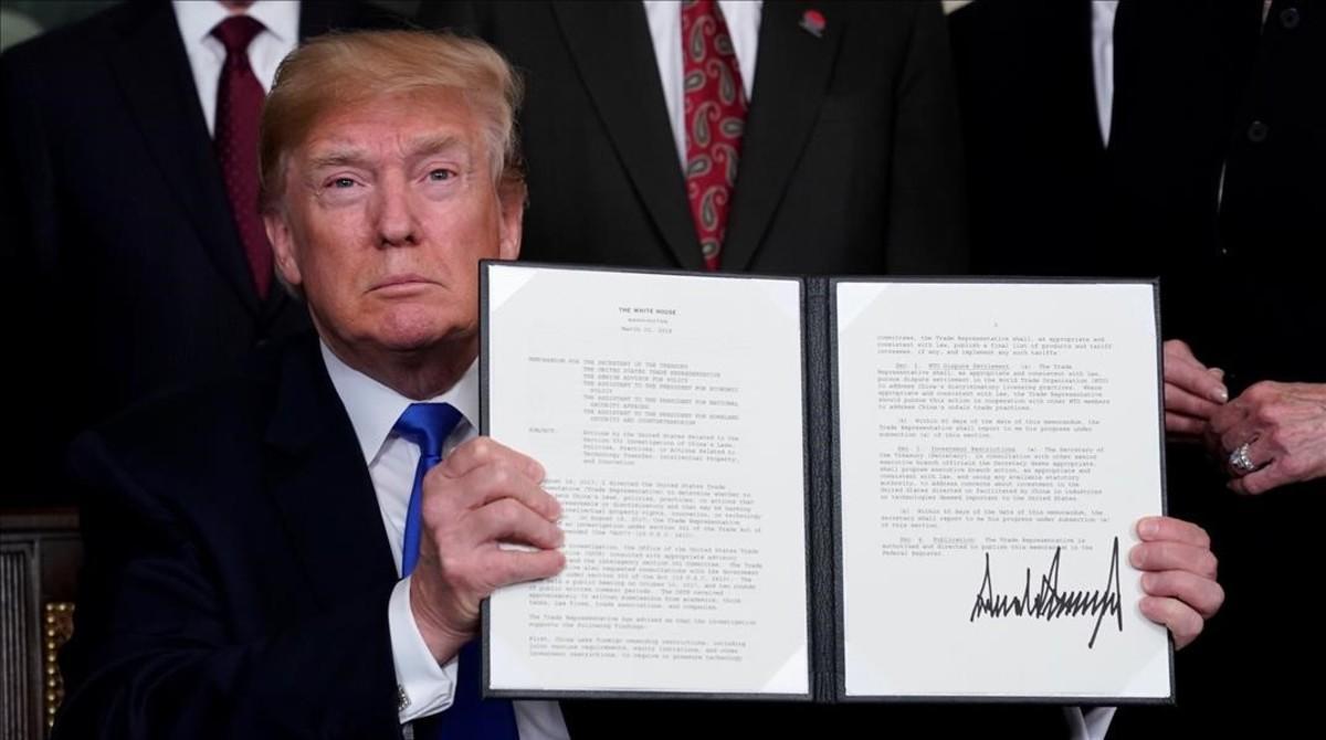 zentauroepp42617696 u s  president donald trump holds his signed memorandum on i180322193745