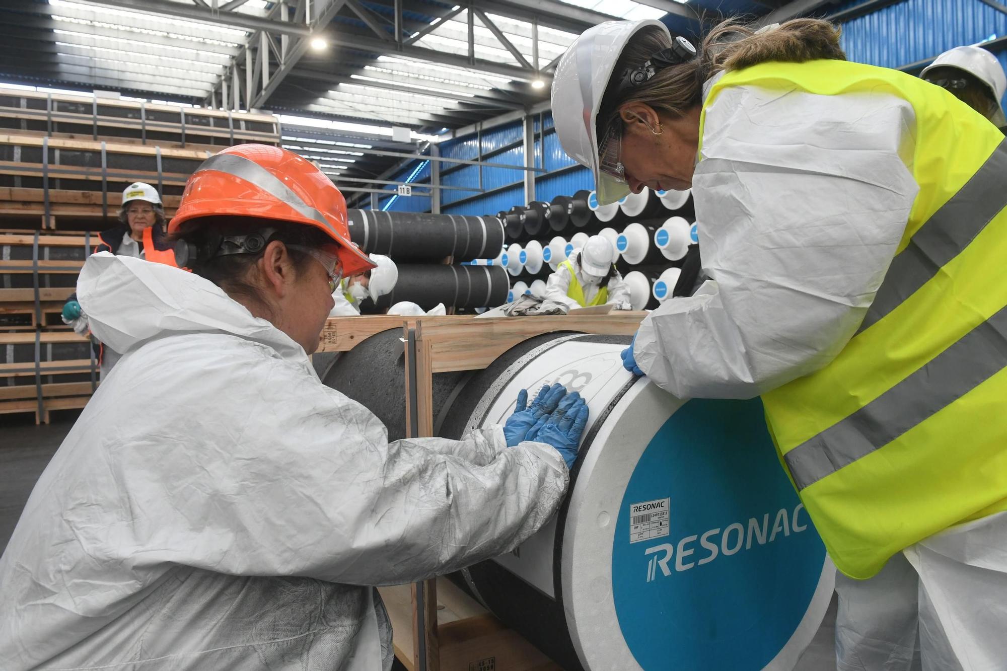 Trabajadoras de Resonac serigrafían electrodos