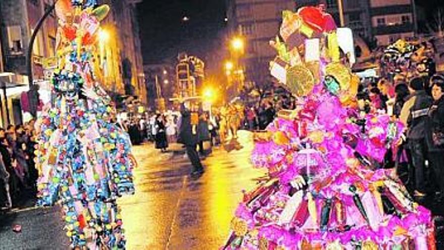 Trajes de poderoso color por Manuel Llaneza. Una de las parejas participantes, con aparatosos y coloridos disfraces, en los momentos iniciales del desfile de Antroxu de Mieres, animando al numeroso público congregado en las calles de la villa.