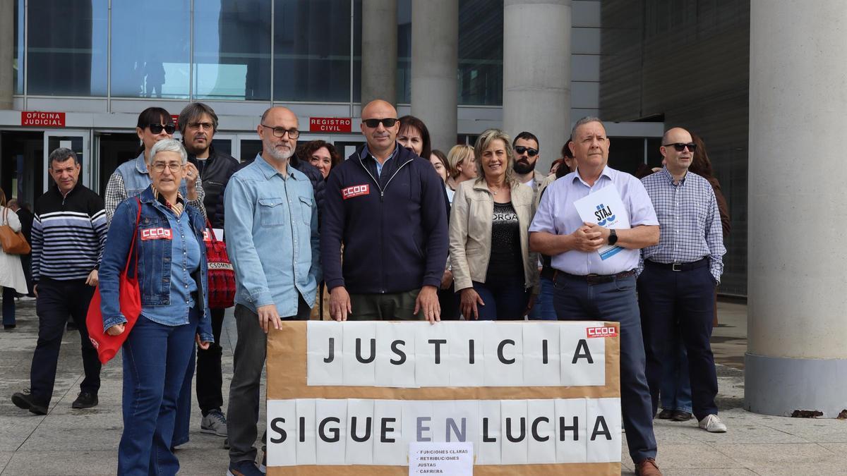 Funcionarios de Justicia, este martes en el exterior de los juzgados de Murcia.