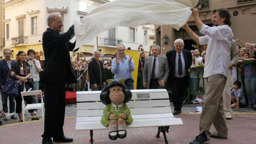 Quino y Pablo Irrgang descubren la escultura de Mafalda en Buenos Aires.