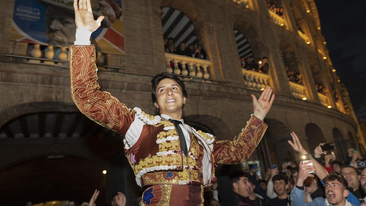 La puerta grande de Roca Rey en la Feria de Fallas 2023, en imágenes