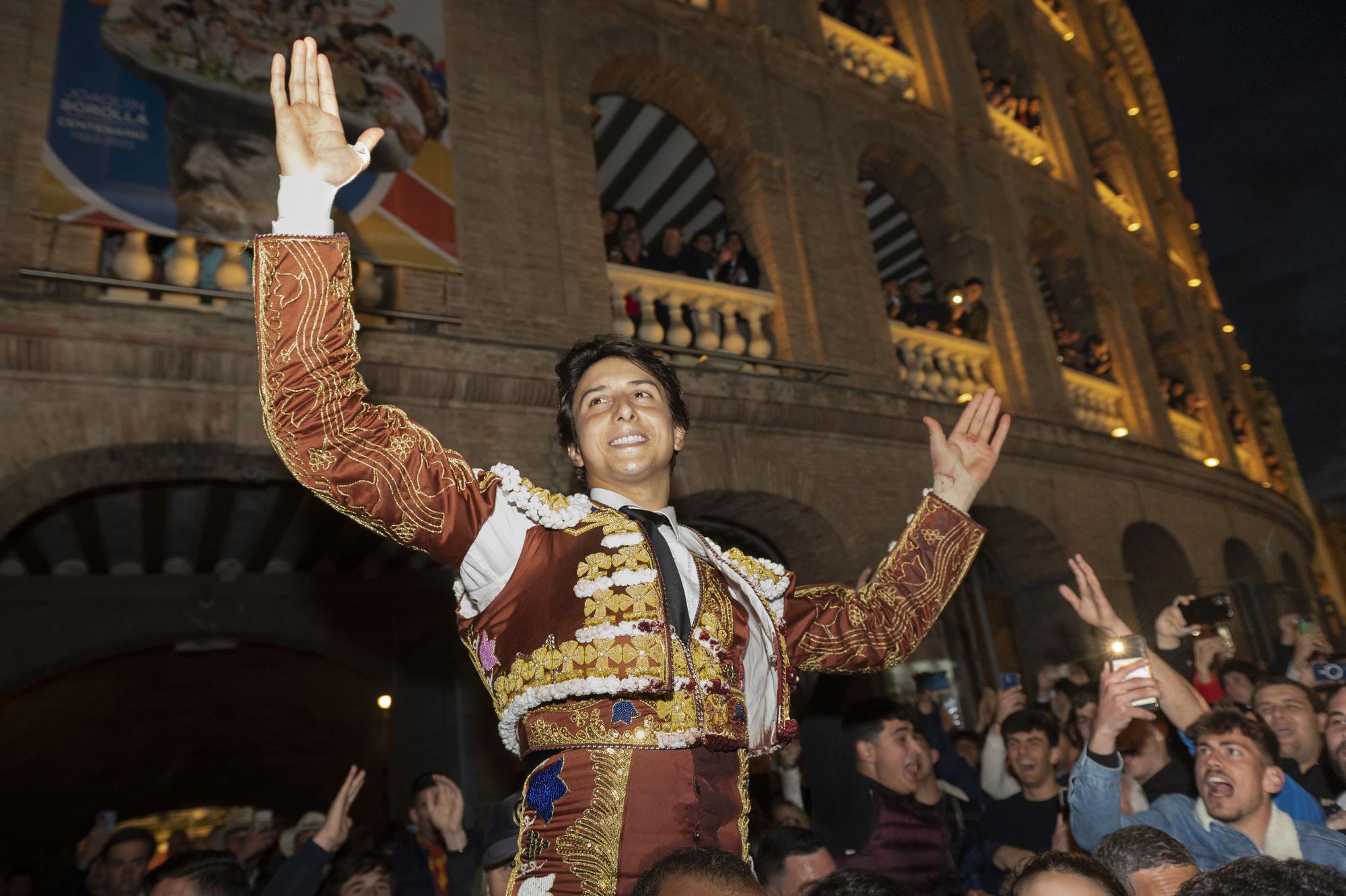 La puerta grande de Roca Rey en la Feria de Fallas 2023, en imágenes